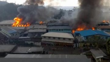 Los habitantes de las islas Salomón prende fuego a los edificios del gobierno